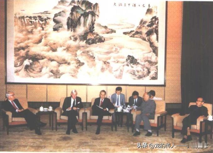 在全国人大工作期间，王任重（右一）陪同彭真委员长接见美国参议院多数党领袖多尔谈台