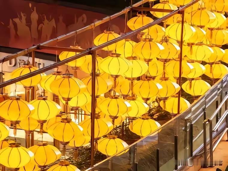 最近全国各地突然挂满黄灯笼这事引发了不少争议。就像河北涿州，大街小巷都挂上了黄灯