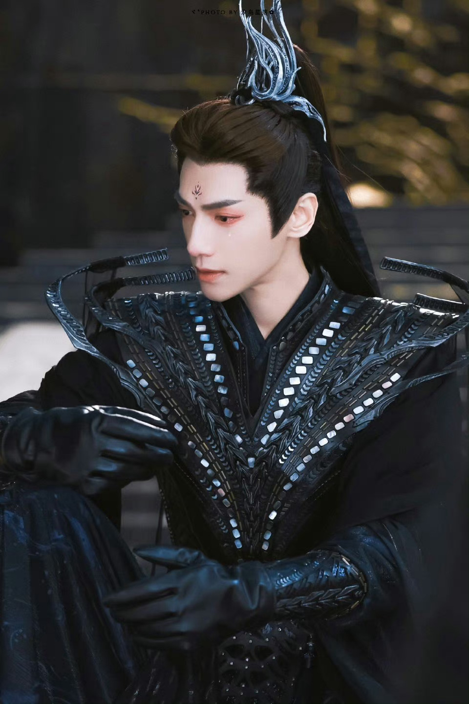 很多人会说，没想到罗云熙不仅能演白月光润玉也能演黑月光澹台烬。其实不是的，润玉也