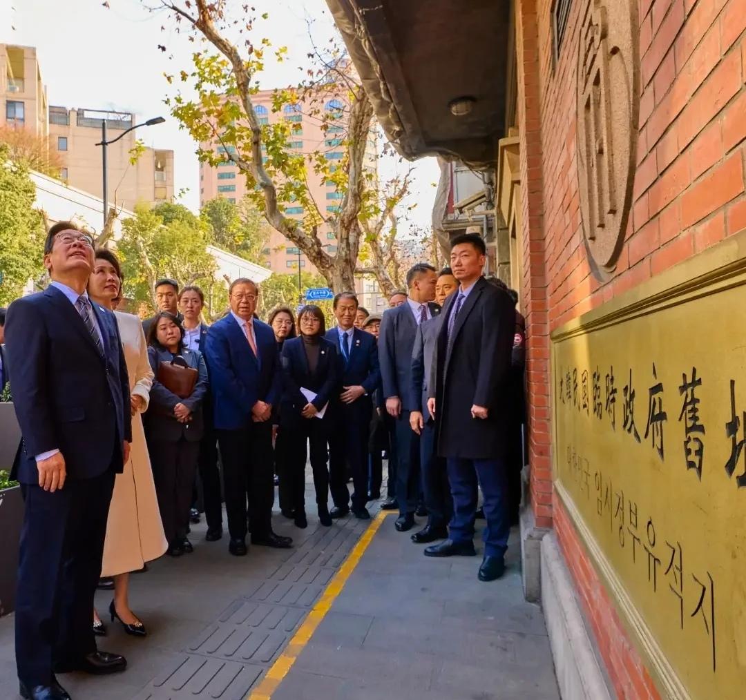 李在明和金惠景夫妻俩懂得敬畏历史。

访华最后一站选择在了大韩民国临时政府旧址。