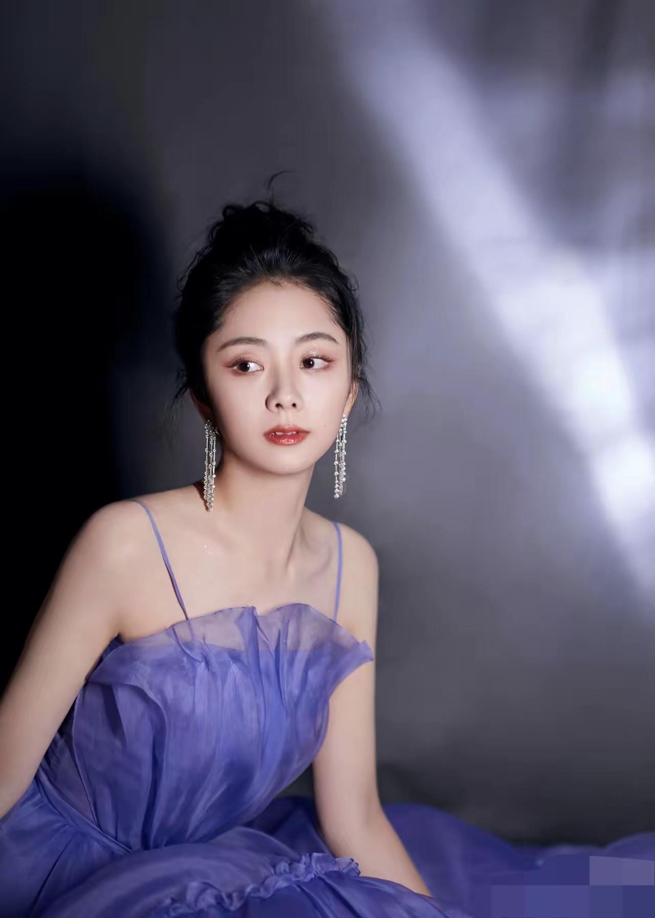 终于明白谭松韵为啥36岁了还不结婚
不是因为没有大佬喜欢她，
也不是因为没有妈妈
