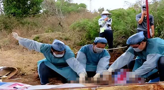 1992年，湖北一对夫妻，撇下5岁女儿相继自杀，不料23年后，女儿竟不顾全村人指