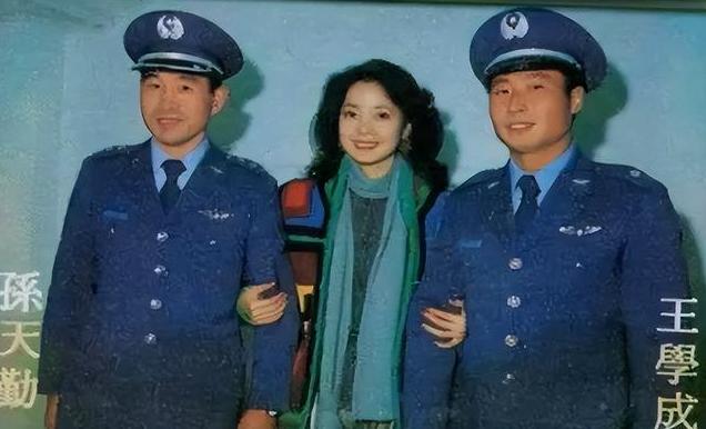 1983年，曾叛逃到台湾的飞行员王学成结婚了，在婚礼上，王学成笑得满脸灿烂，开心