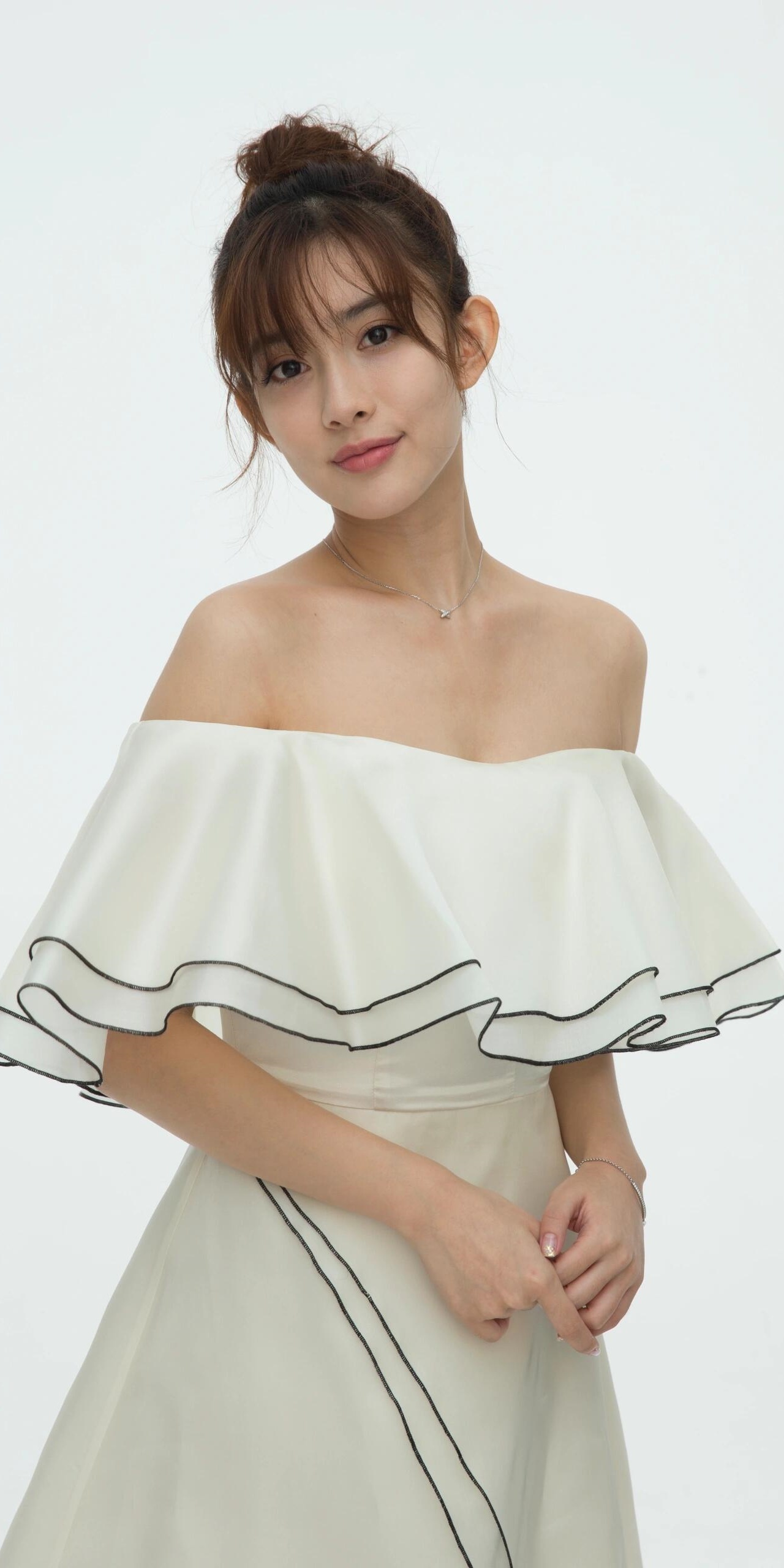 孟子义壁纸：早期形象照，白裙锁骨好精致。孟子义