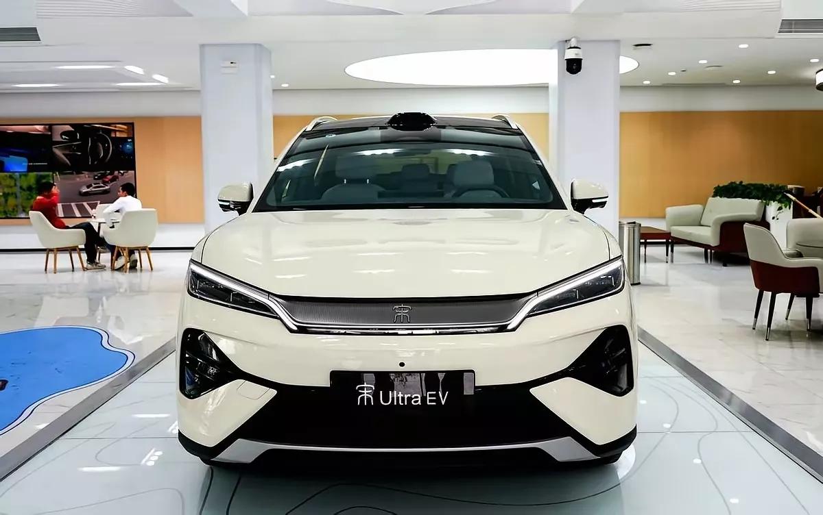 去4s店看了比亚迪宋ultra EV次顶配的实车，一款20万以下的车，无论是外观