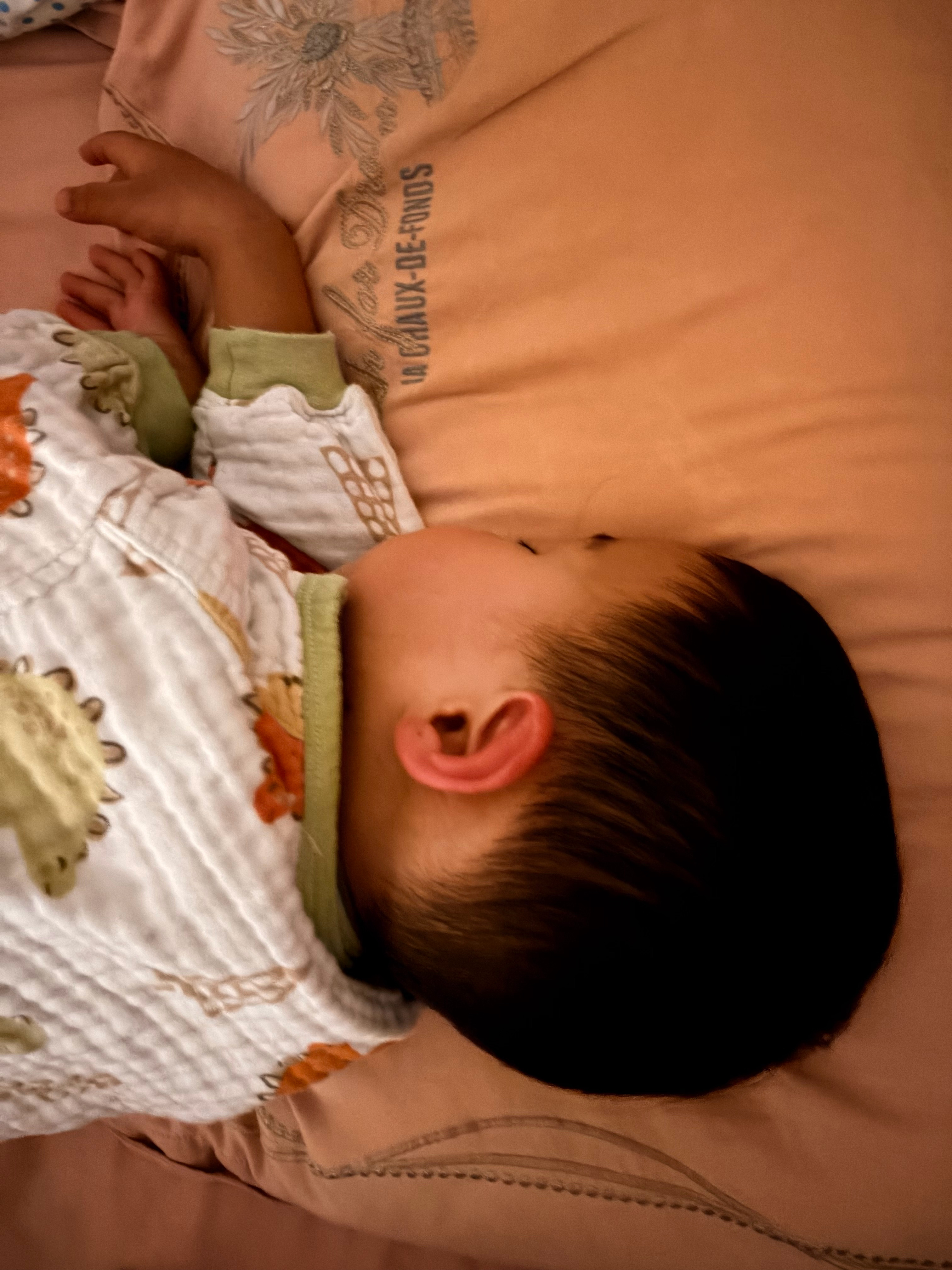 雾都奶爸 每天晚上都处于想亲亲他可爱的小脸和想揍他一顿的矛盾状态中，睡个觉真是折