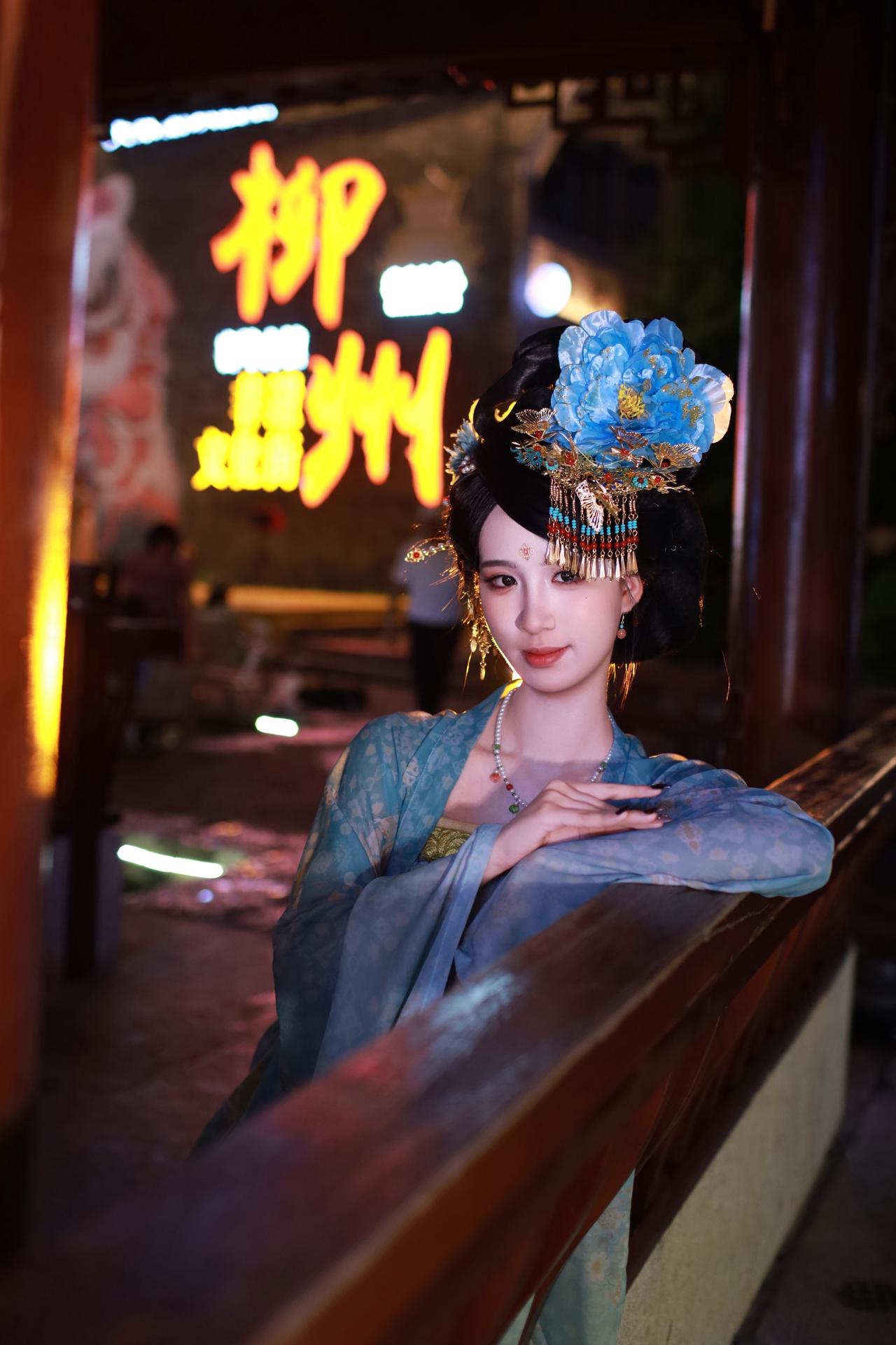 小姐姐一身古装游离古镇的夜晚，心情舒畅古风文化传承 唐风妆造分享 唐风初体验 国