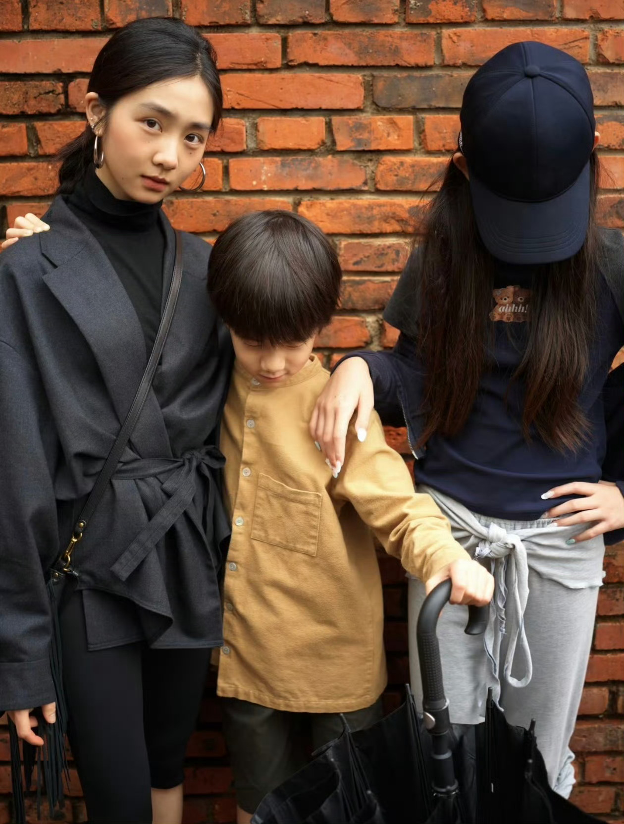 黄多多晒与弟弟妹妹合影黄家基因太强大，姐弟颜值一个比一个能打！ 