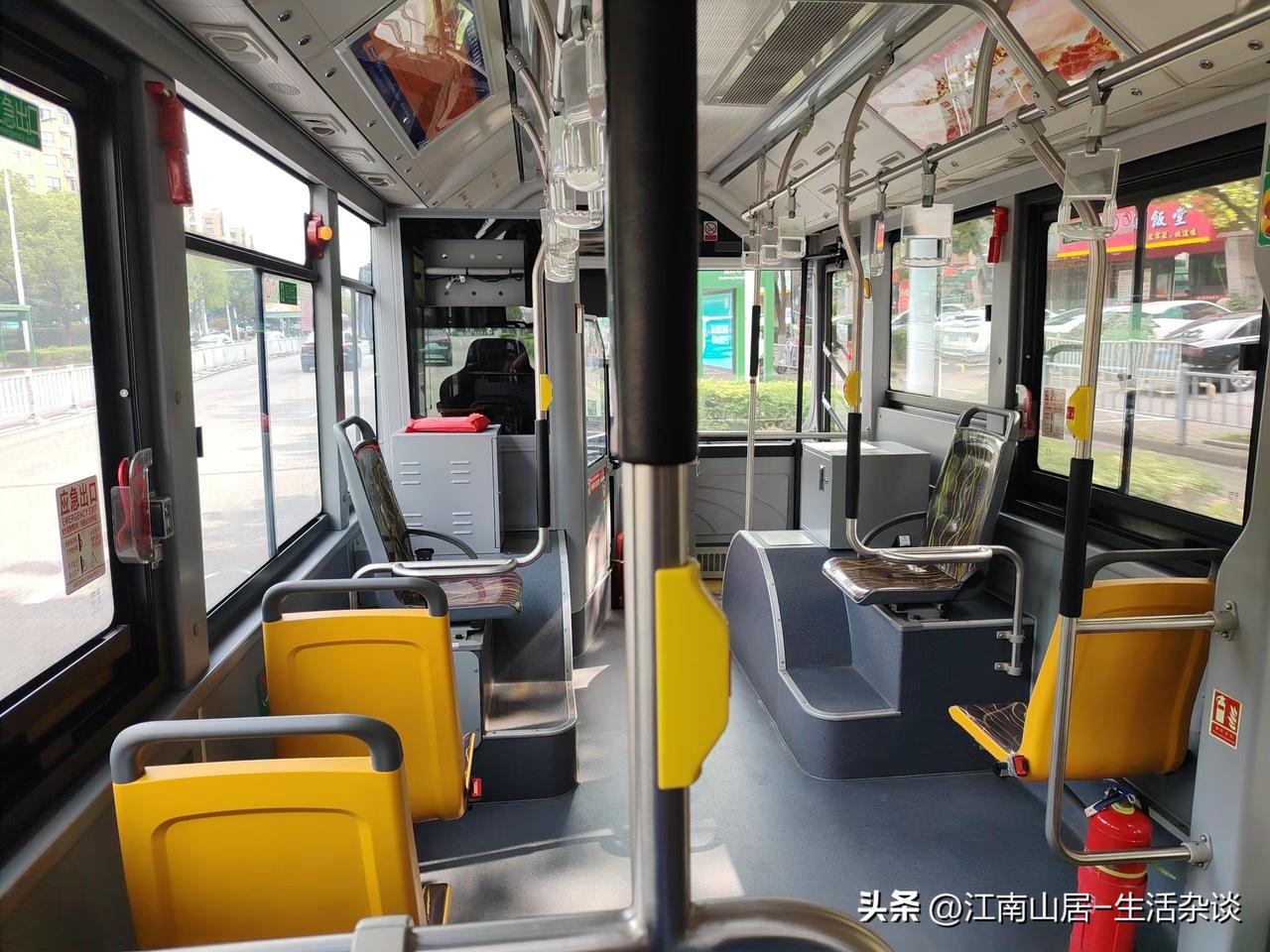 周末商场停车有点繁忙，就没开车出来。下午又是公交专车出行！记得20年前，宁波市区