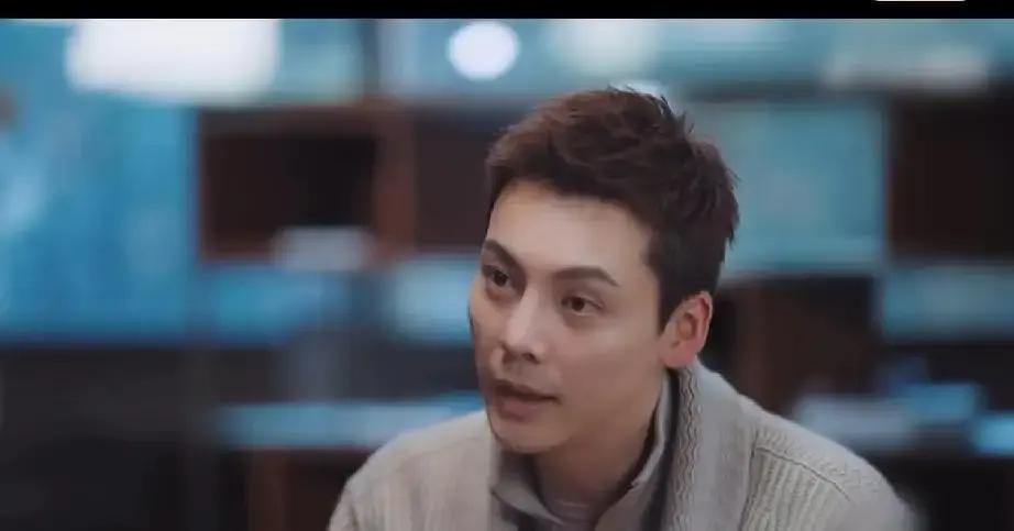 18岁签约英皇，他坐了七年冷板凳。你以为的顶流开局，其实是娱乐圈最底层的漫漫长夜