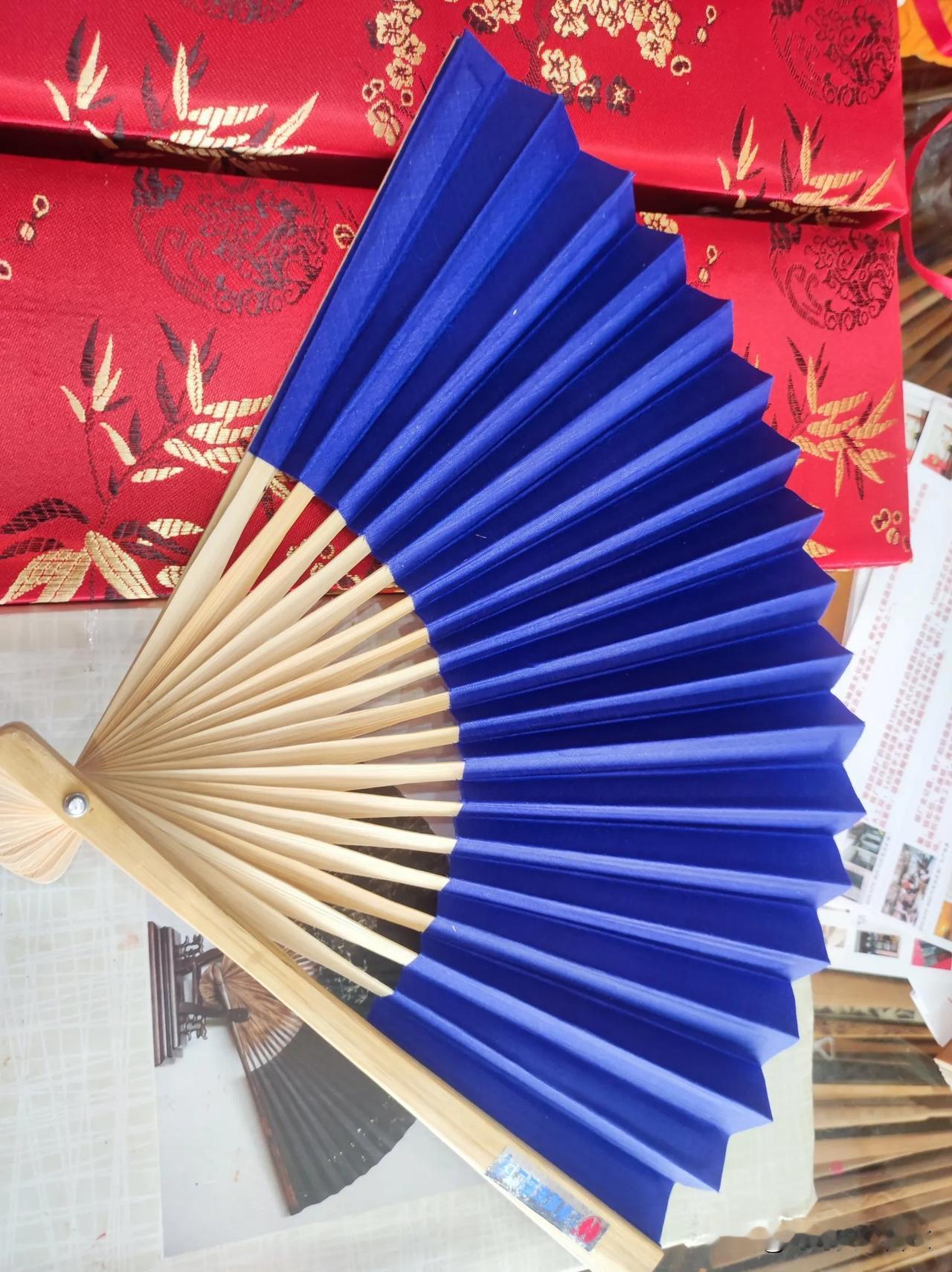 荣昌夏布折扇，如图中蓝色和红色的，老板说只需要三十元一把，因为做工没有那么精细，