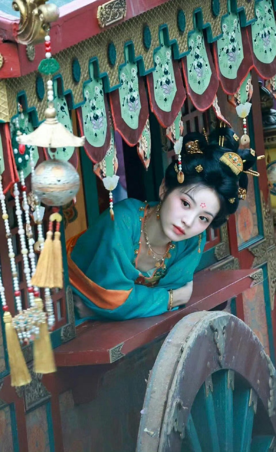 第一次见女明星打出溜滑出场 田曦薇你这也太真实可爱了吧！简直是又甜又可爱！上台直