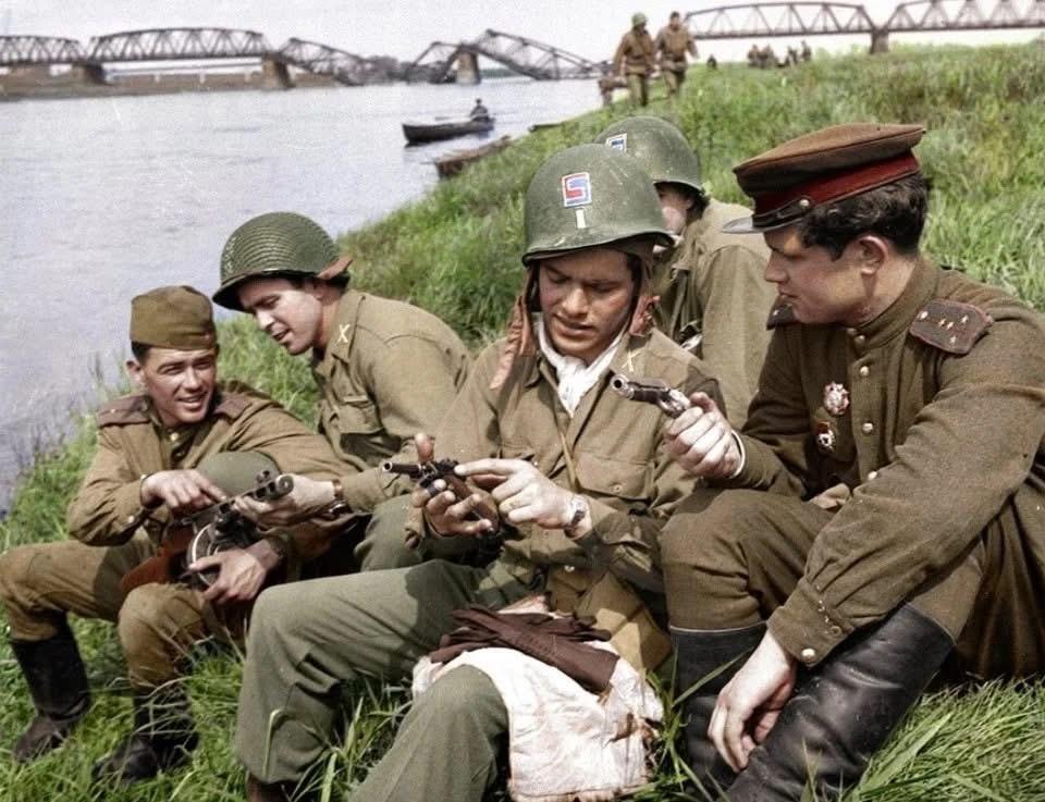 1945年4月，德国易北河会师后的苏美两军士兵正在相互介绍己方武器装备！
苏军介