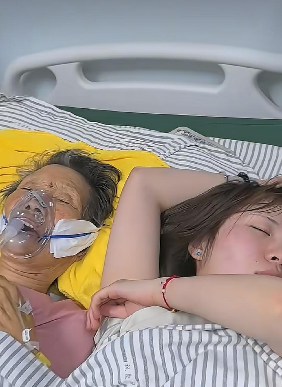病房里，白发老人戴着氧气面罩躺在床上，看见老人身边的一个画面，让人感动泪目了。