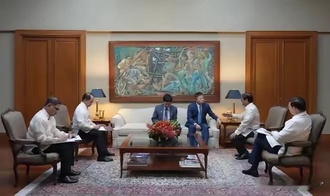 菲律宾总统府会客厅内，中国驻菲律宾大使井泉坐在正中央主沙发上，小马科斯及菲官员坐