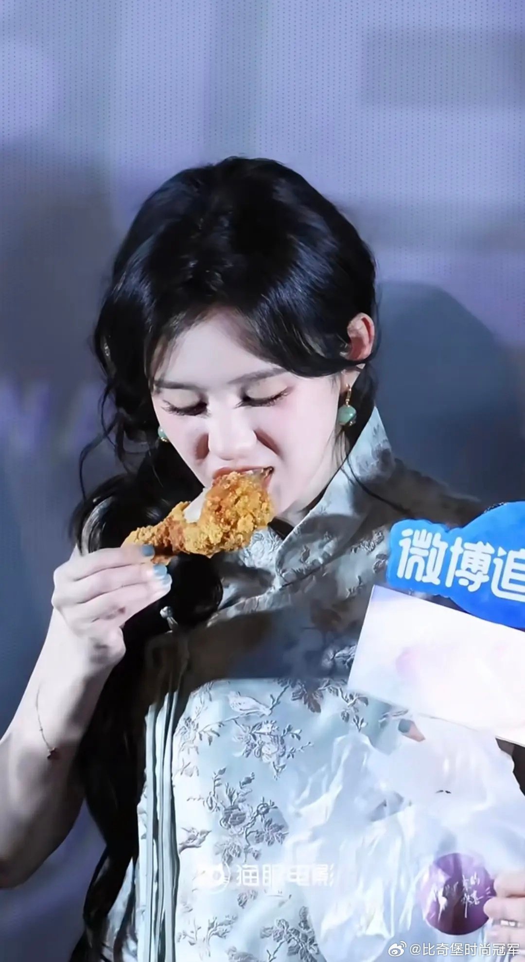 郑合惠子魏哲鸣吃同一个鸡腿？剧宣卖得这么大。。 