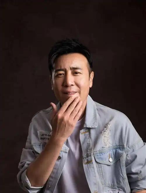 一次，李雪健在接受采访时，突然提及曾合作过的演员于和伟，直言不讳地指出：“这人骨