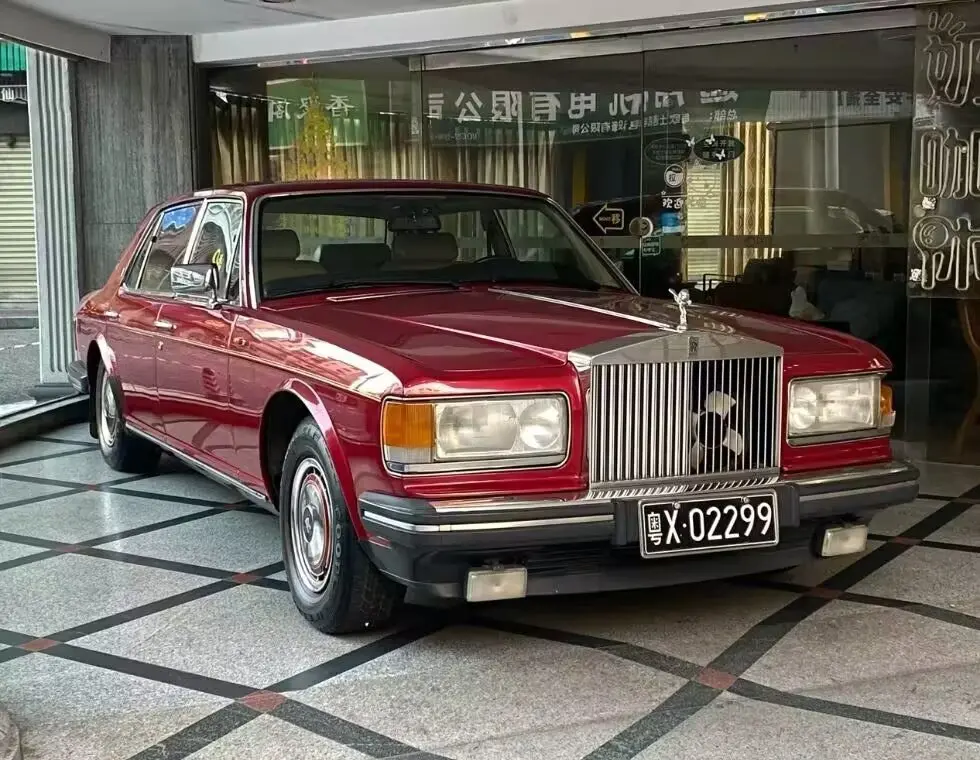 劳斯莱斯银刺配上黑色车牌