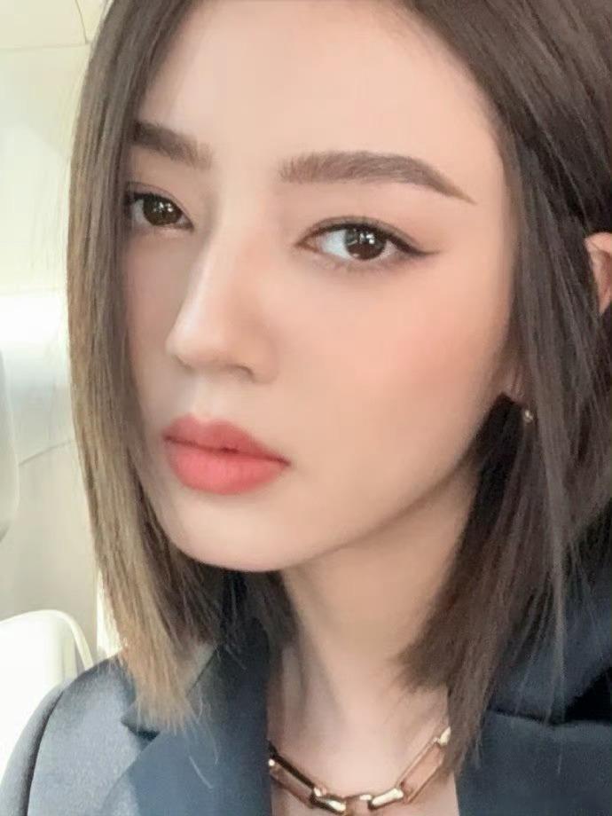 何瑞贤短发好帅 何瑞贤的短发造型真的让人眼前一亮，仿佛瞬间变身成为帅气十足的“老