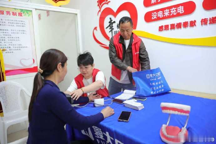 台州五一大礼包暖到环卫工人心窝里 剪的是头发，暖的是人心。天台平桥镇开展多元志愿