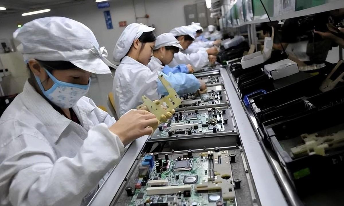 富士康，这家全球代工厂巨头，最近在印度和中国的大动作，让人瞪大了眼睛！在全球棋局