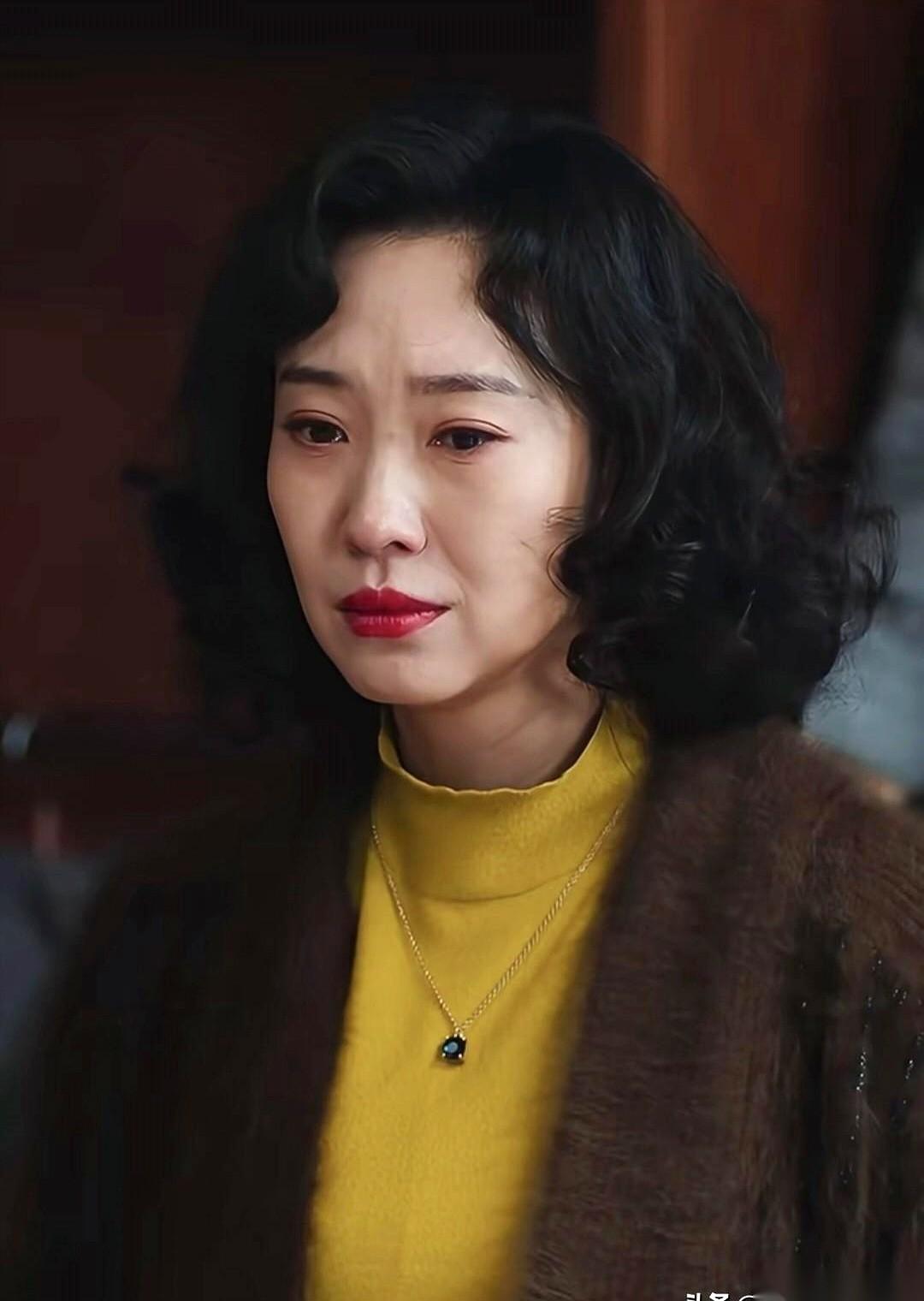 最近追剧，愣是被一个“舅妈”给迷住了。
你说她漂亮吧，也不是现在流行的那种网红脸