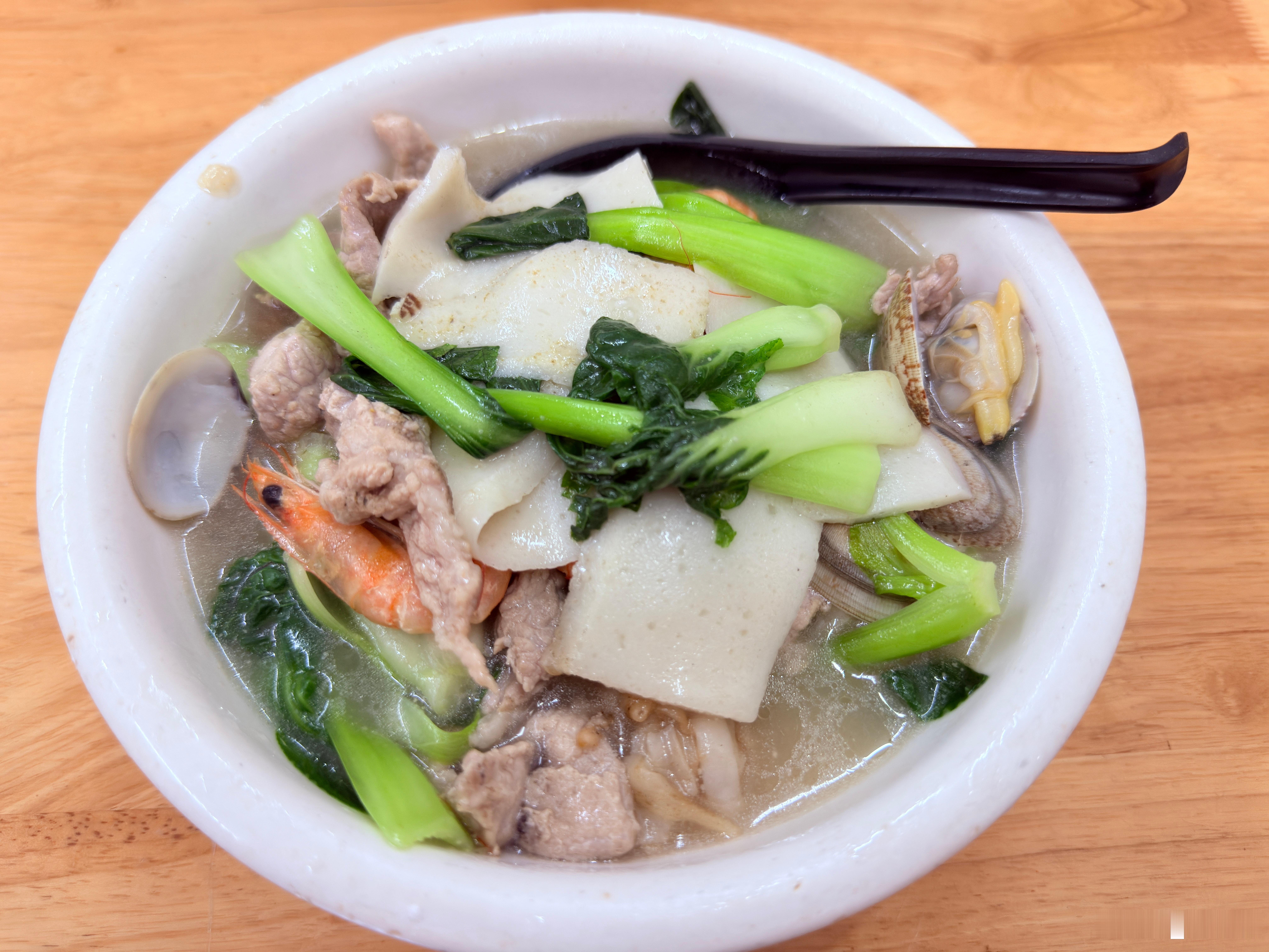 海鲜焖粉，味道不错，料很足，粉有点烂，感觉越吃越多！