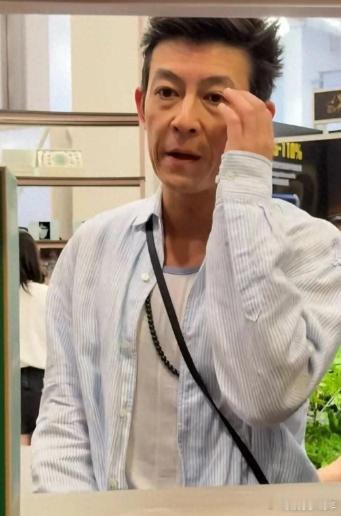 陈冠希现身上海MOJO展，眼里无光，皱纹很性感，衰老了好快 ​​​