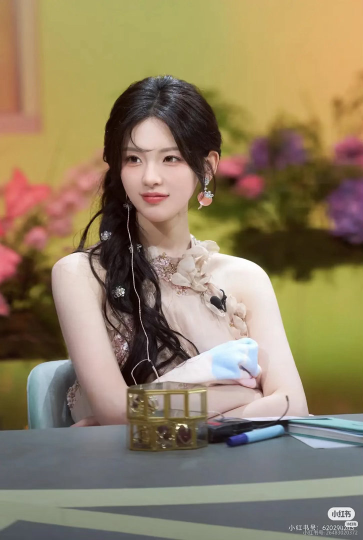 杨超越田曦薇大家觉得谁五官更美？ ​​​