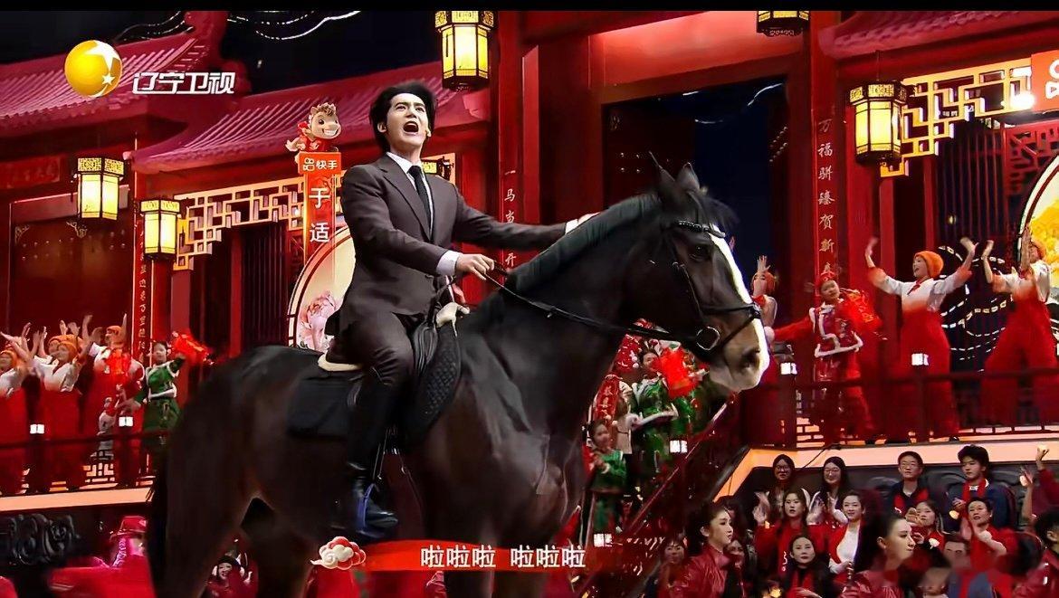 于适辽宁春晚骑真马开场辽宁春晚诚意拉满！于适在沈阳舞台骑真马献唱，呼应马年主题，