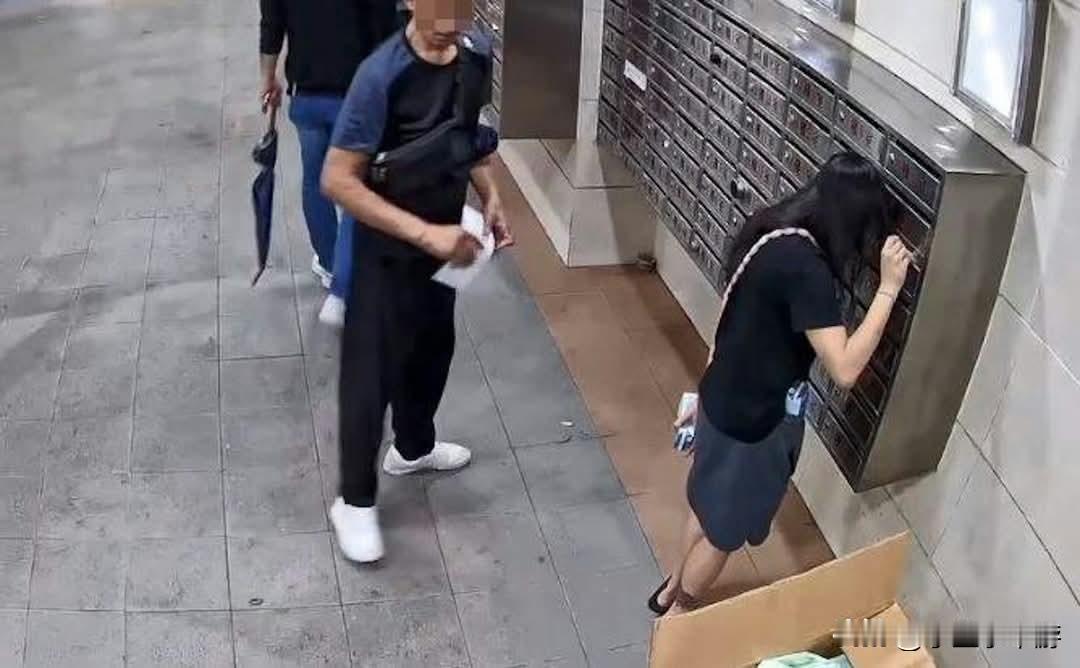 香港屯门一栋工业大厦发生偷信案件，一名女子使用筷子从信箱夹出信件，再交由两名同伙