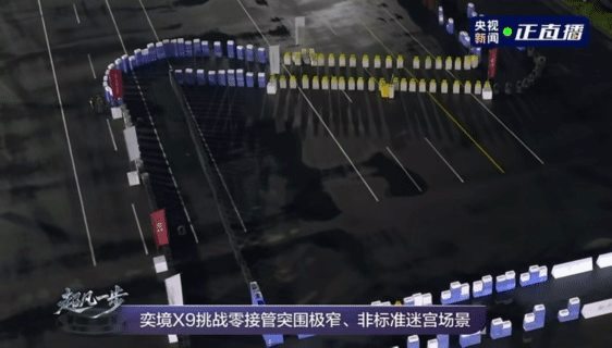夜间开车最担心什么深夜菜市场外围小路人流杂乱，买菜行人随意横穿，电动车扎堆抢行，