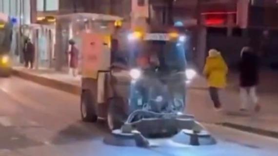 近日，一段中国清扫车在伦敦街头作业的视频在网络走红。车辆作业时播放着熟悉的《兰花