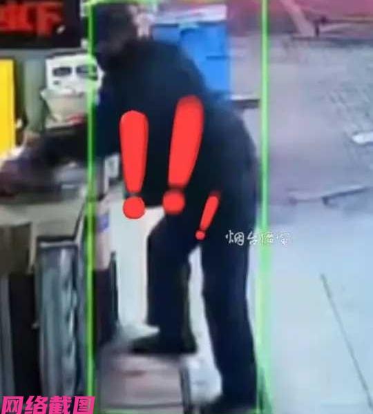 辽宁沈阳有女老板在店内，刚炖好二十斤排骨，热气腾腾，于是放在自己店门口风凉。
