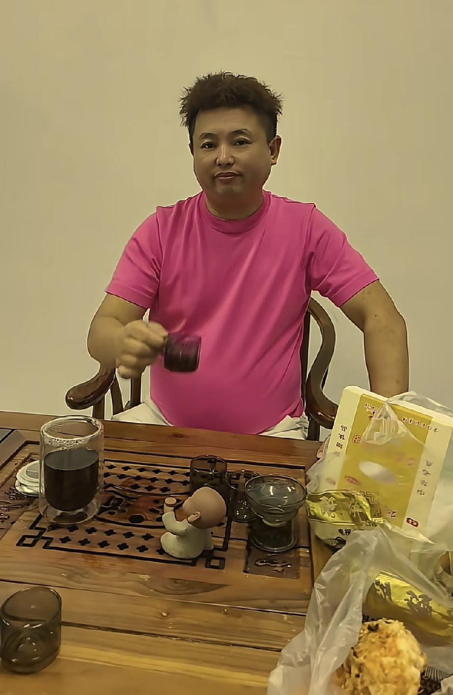 原来卷毛结婚后，小娜还是时不时的给卷毛打电话发信息。
结果还让网友说：小娜请远离