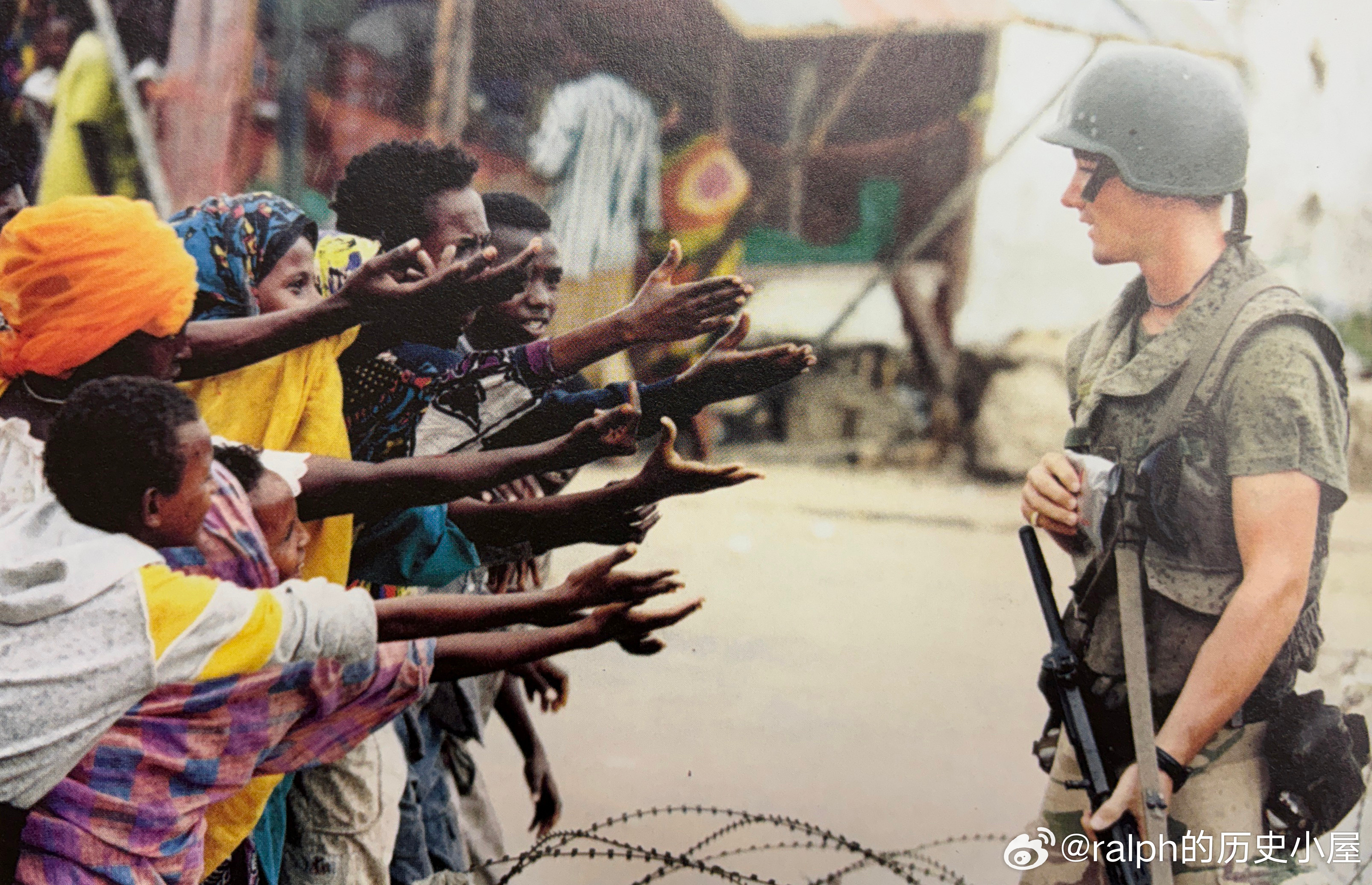 1993年摩加迪沙，一群索马里儿童向联合国士兵讨要糖果历史影像