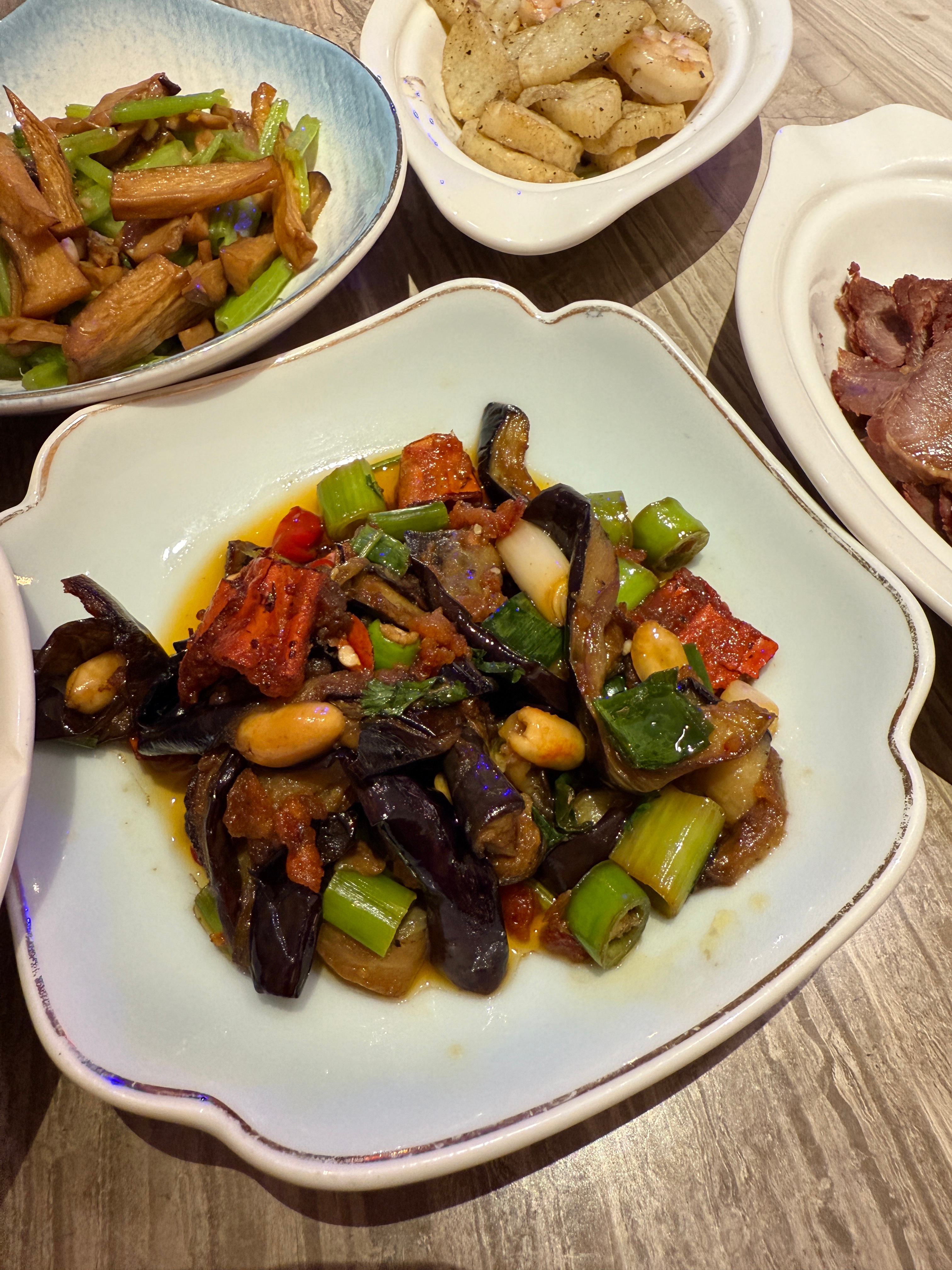 大雪封路，终于到牙克石了！奥迪贴心的给备上了宵夜我还说晚上不吃了不吃了结果挺好吃