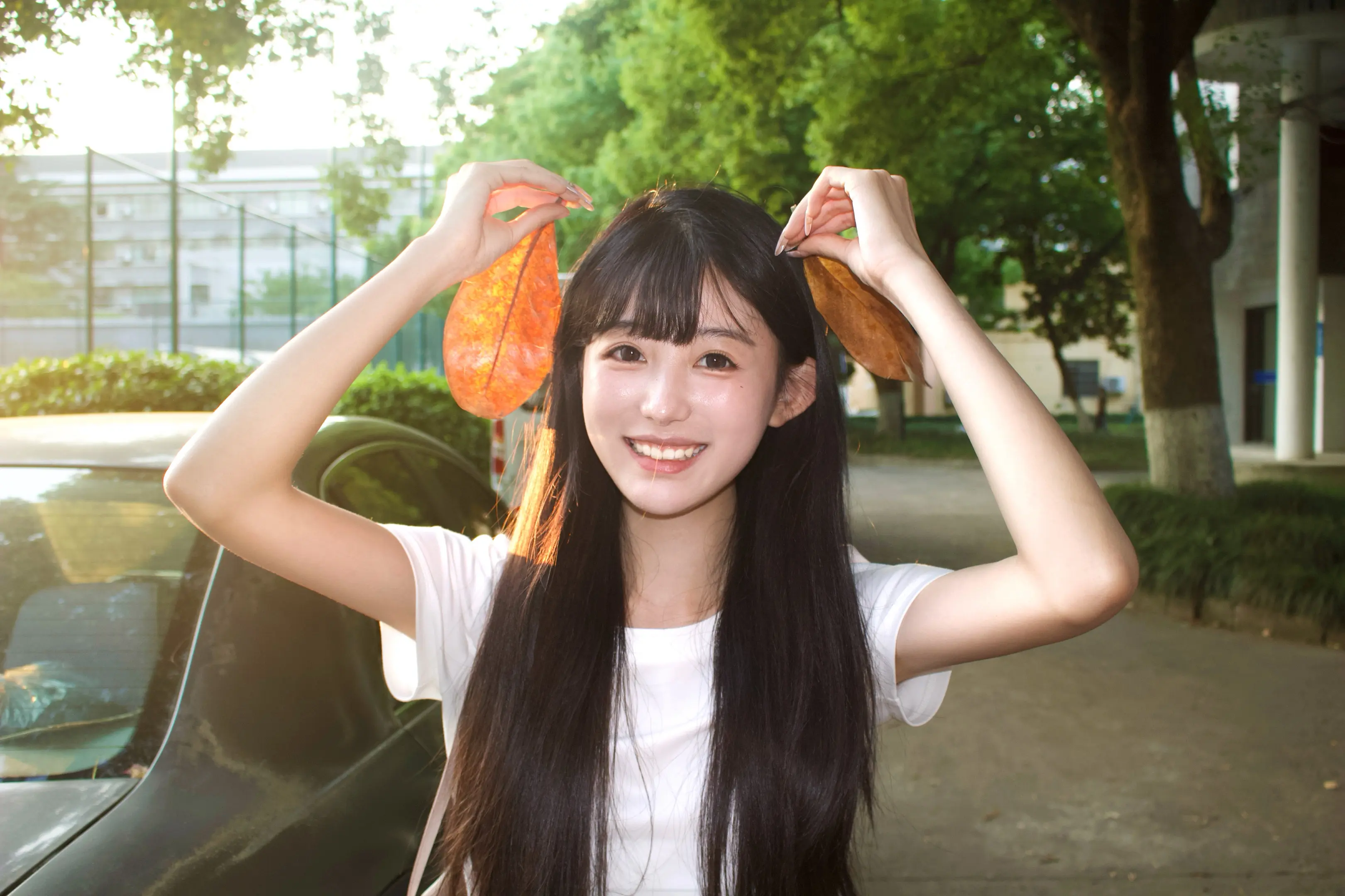 你眼睛会笑，弯成一条桥~