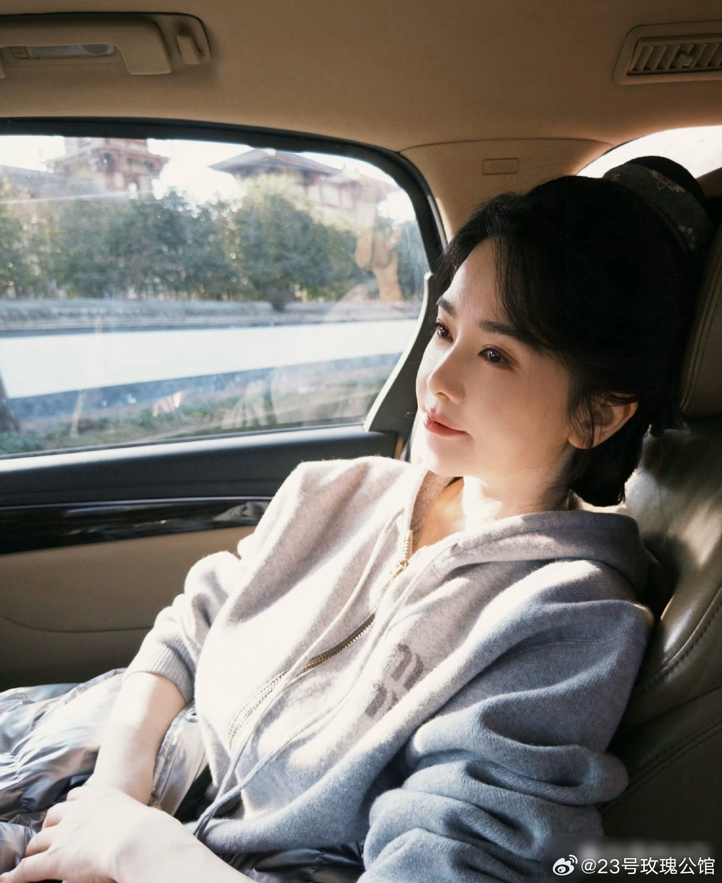 我去，这竟然是左小青啊。我还以为是秦岚呢。她都48岁了，咋看着这么年轻啊…… 