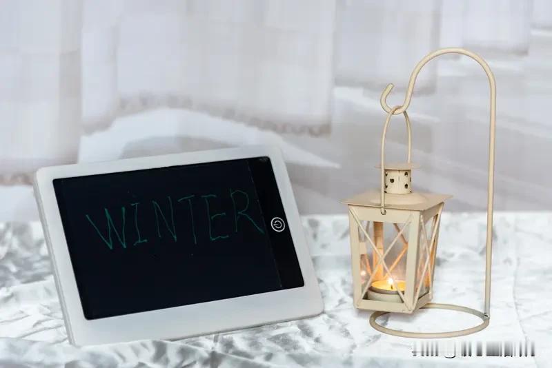 窗外冷风呼呼刮，屋里暖气烧得暖洋洋。泡一杯热乎乎的红枣茶，甜丝丝的热气扑在脸上，