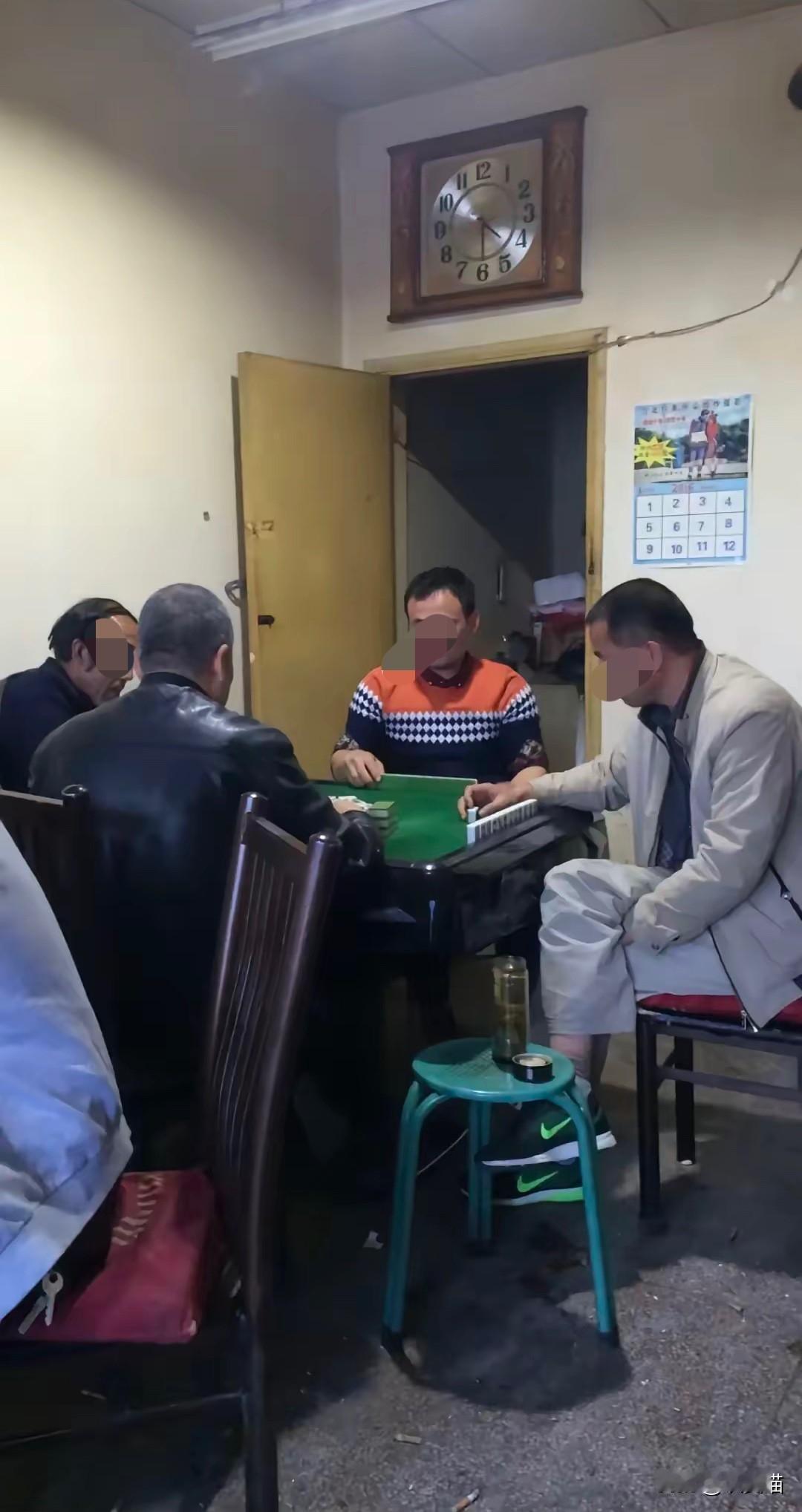 掏心掏肺帮朋友撑了整整一年麻将局，
到头来才看透人情最经不起牌桌打磨。闲着凑局补