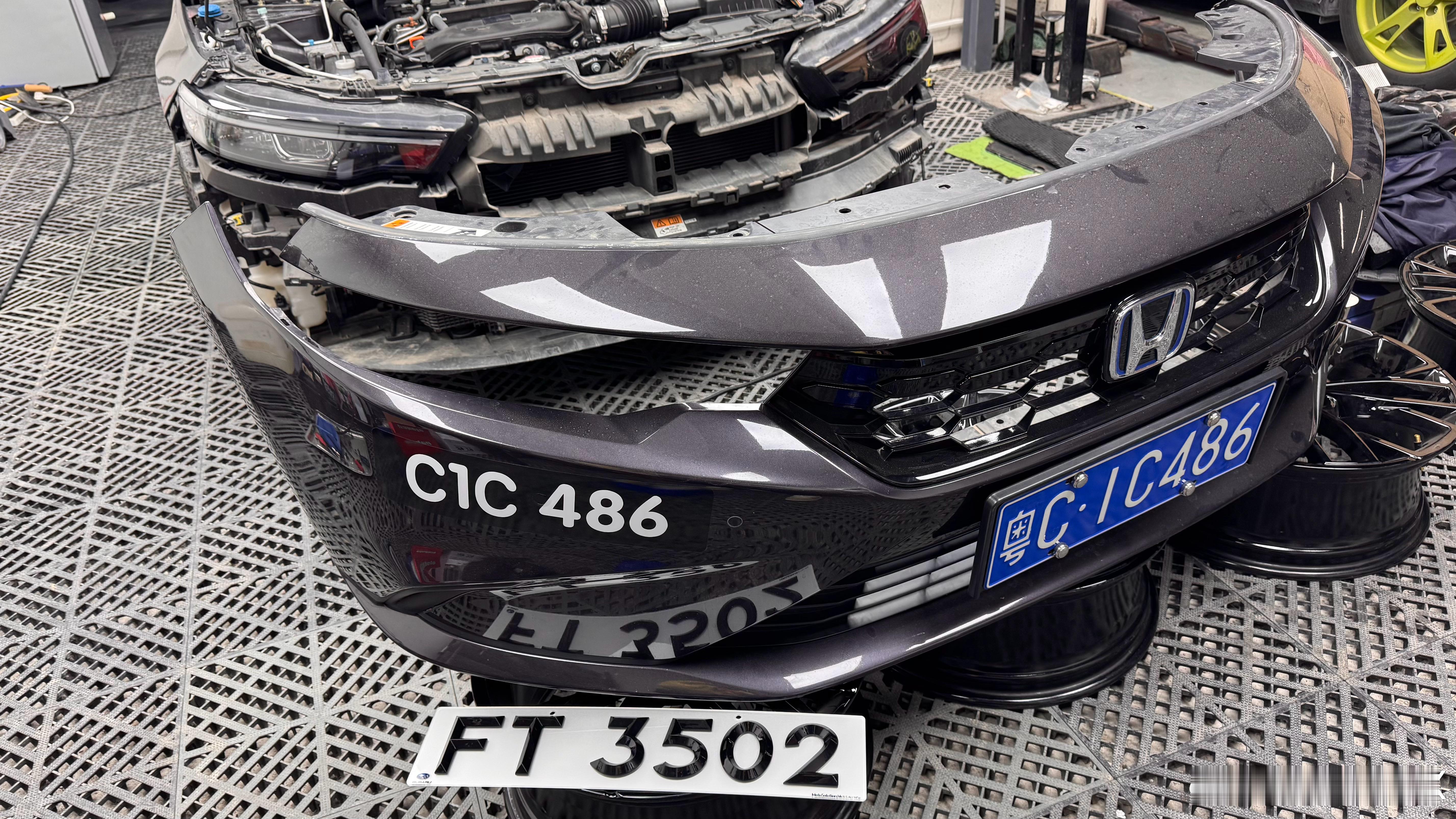 大费周章拆完前后杠，终于把车牌装好了车尾效果还ok，车头仍然没头绪怎么装如果是自