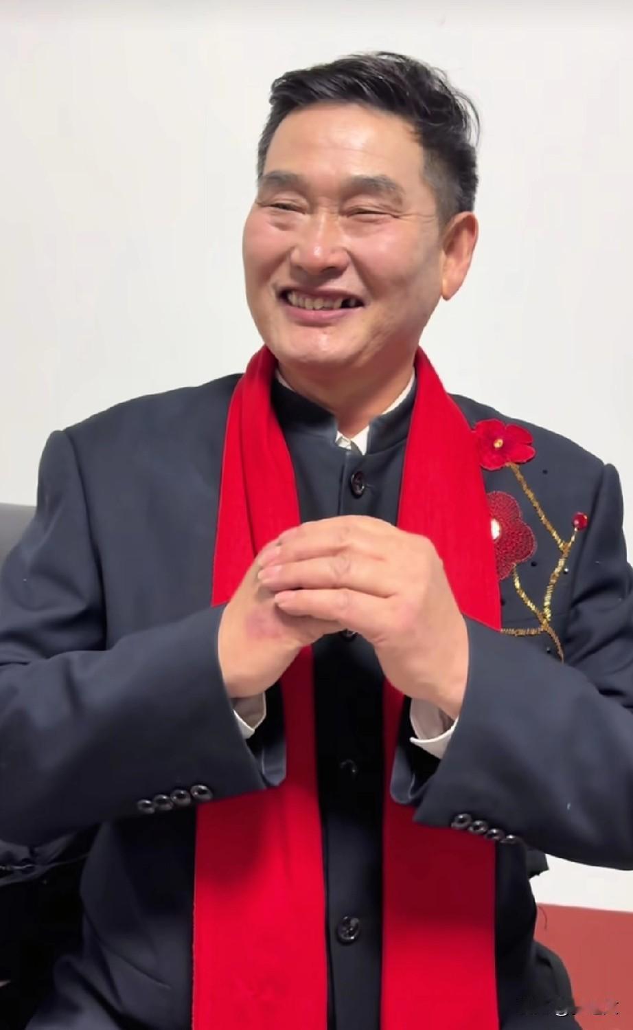 朱之文的五官还挺方正的，耳朵也是很大，天赋的嗓音让他顺风顺水，有福之人啊！