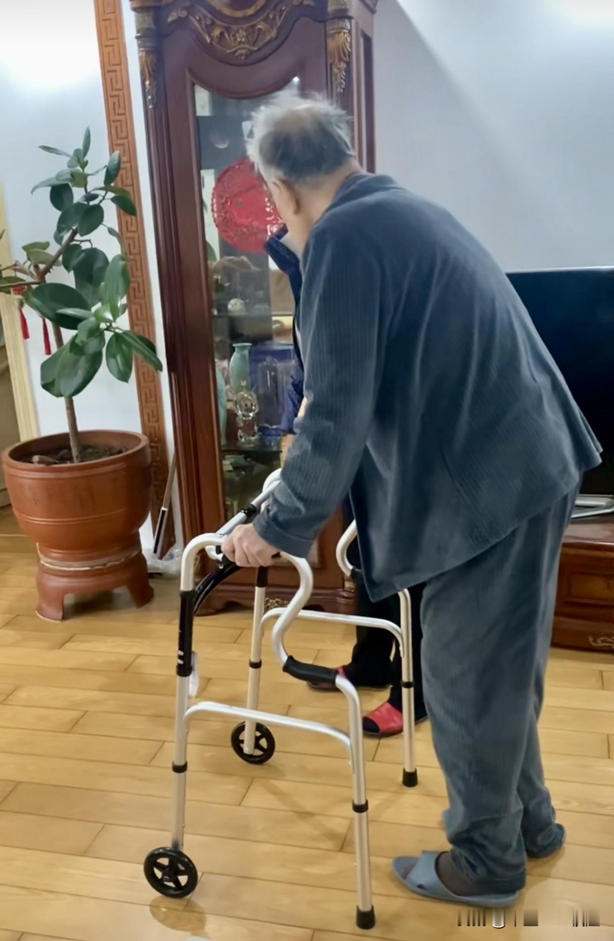 请教万能的友友们，如何为家里半失能的老人洗澡
    我老岳父今年94岁，身体状