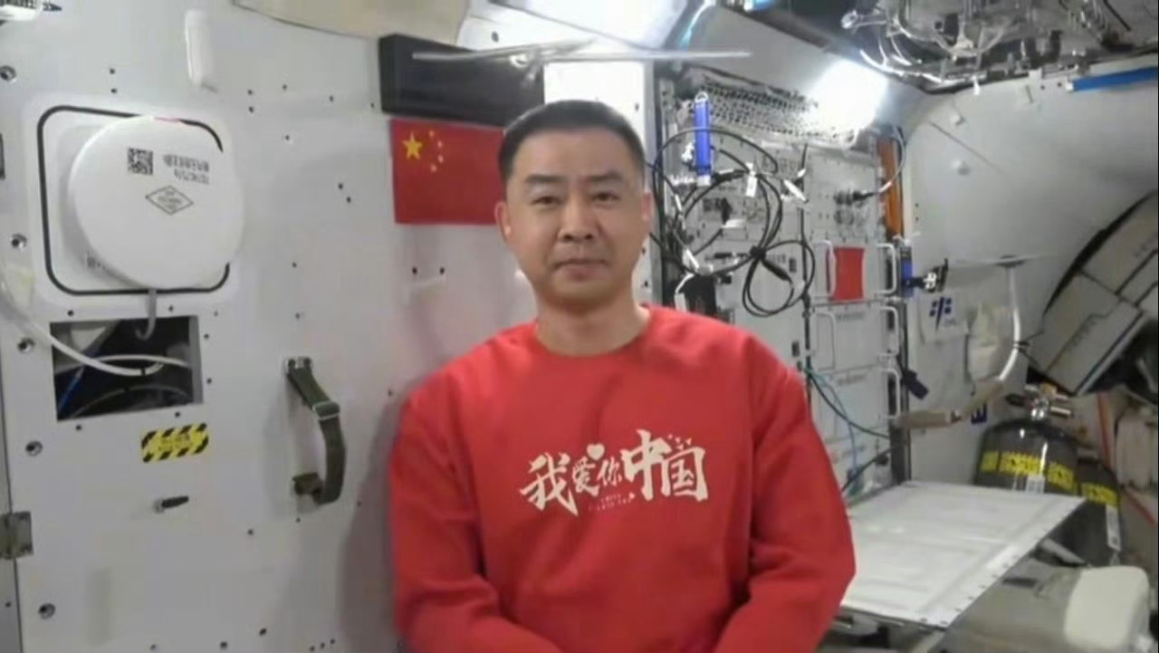 指令长陈冬目前在轨飞行时间累计416天，持续刷新中国航天员在轨时间纪录。 