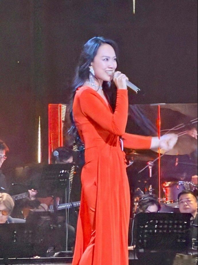 苗梦初 野心家声鸣远扬直播被苗梦初的《野心家》舞台细节打动了！手指的小动作、唱腔