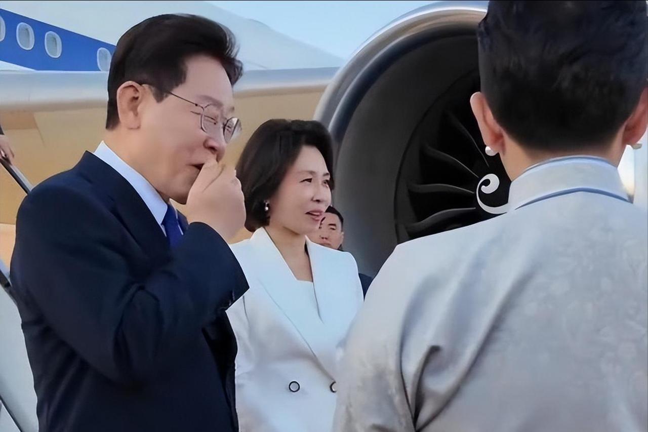 韩国这次真尴尬了！
 
李在明跑去蒙古国签大单，想用基建换稀土，彻底绕开中国。结