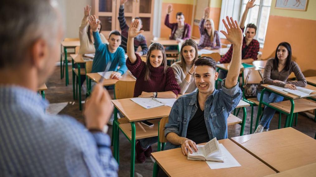 先问你个问题：给孩子报学校，填家庭信息的时候，会不会尽量往体面了写吗？

我儿子
