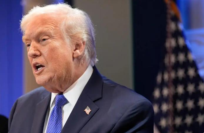 特朗普面对镜头开启了“淡定”模式。记者问怕不怕美国基地和本土被伊朗报复，他大手一