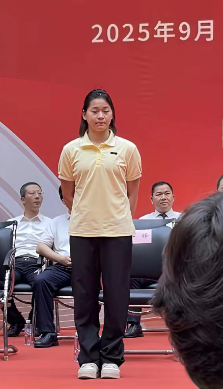 无论是谁，长胖都很容易，看全红婵，完全是放飞自我了，身材好壮，貌似身高已经超过1